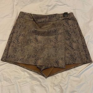 Size M , fits true to size. Material has some give to it, if between sizes.